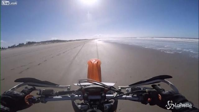 VIDEO Motociclista impenna sulla spiaggia e si rompe la schiena