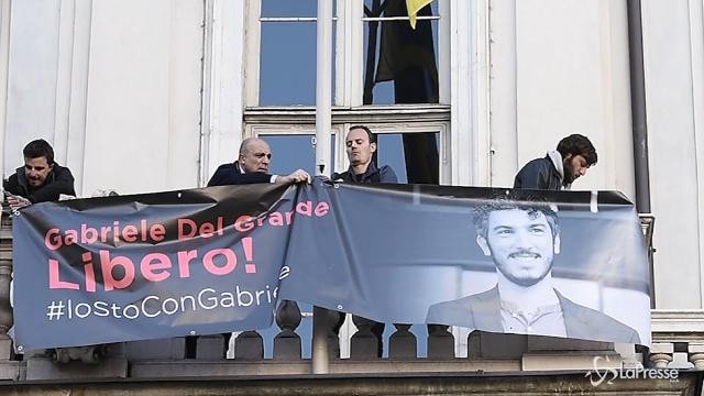 Torino, Appendino espone striscione per Del Grande