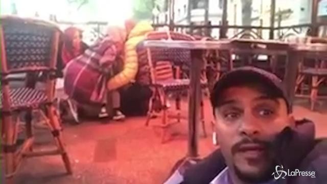 VIDEO Parigi, persone nel panico si nascondono sotto tavolini di un bar