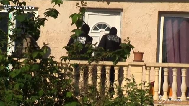 VIDEO Parigi, polizia a casa dell’attentatore degli Champs Elysèes