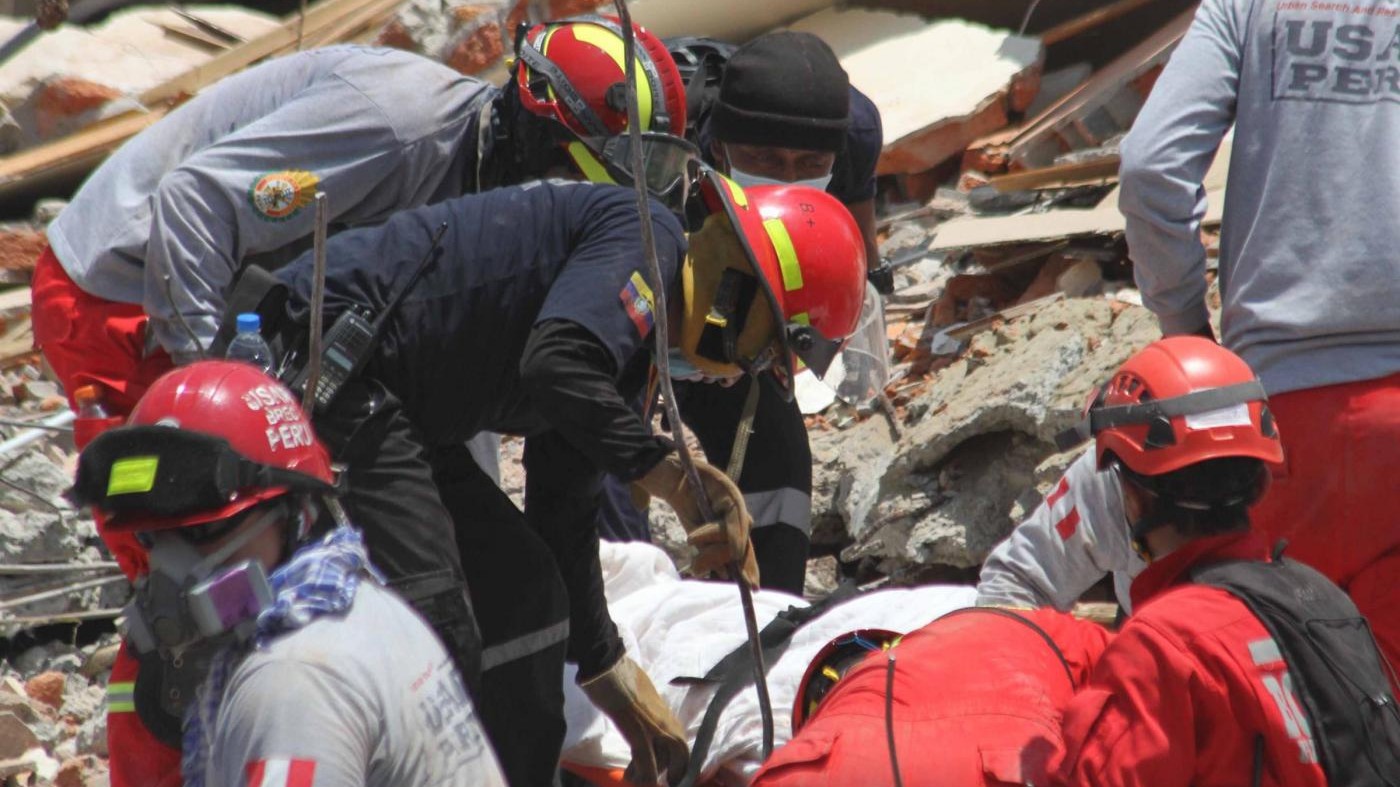 Terremoto in Ecuador: 413 morti, estratto un uomo vivo