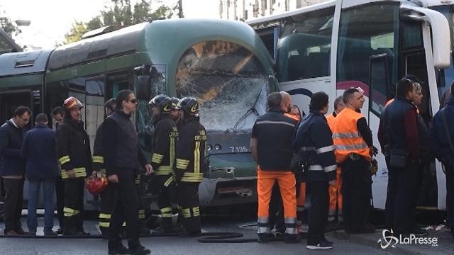 Milano, scontro tra tram e bus: 10 feriti non gravi
