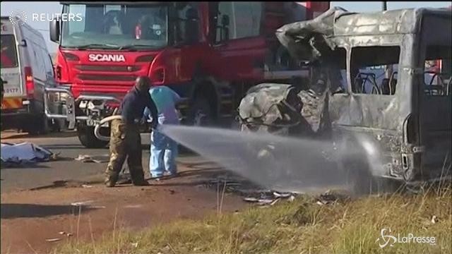 Sudafrica, scuolabus contro camion: morti 19 bambini