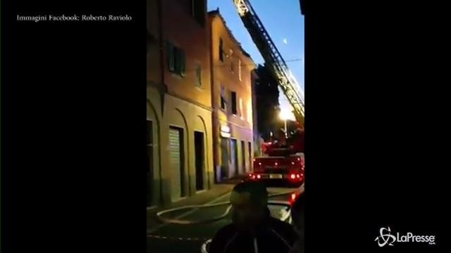 Genova, palazzo a fuoco: lanciano il figlio nel vuoto per salvarlo