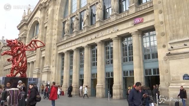 VIDEO Panico a Parigi: uomo minaccia agenti con coltello