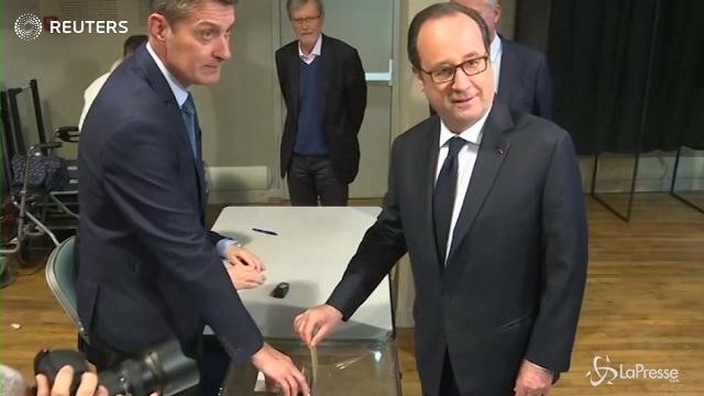 VIDEO Francia, il presidente Francois Hollande al seggio
