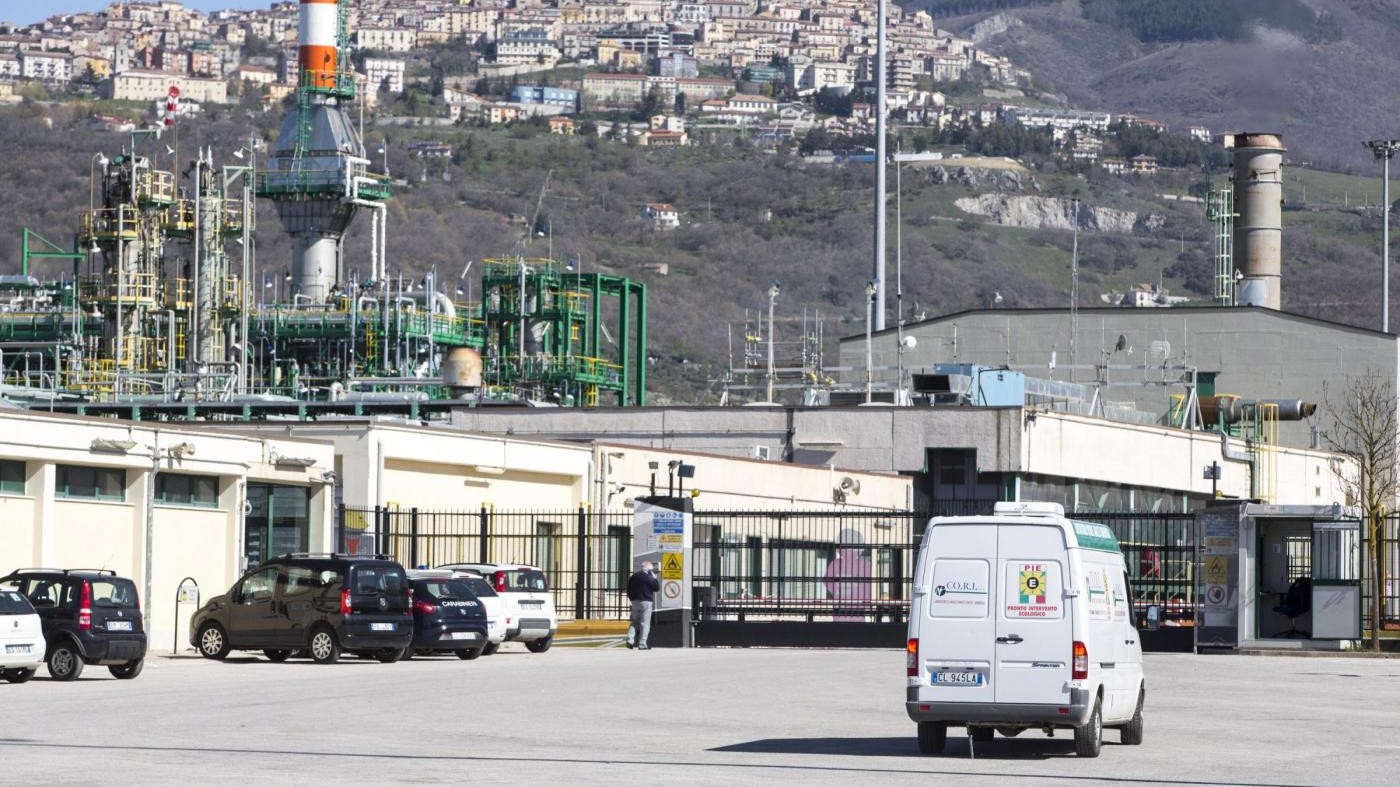 Petrolio, Eni: Sospensione contratti e ordini fornitori