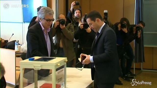 VIDEO Francia, il candidato socialista Hamon alle urne