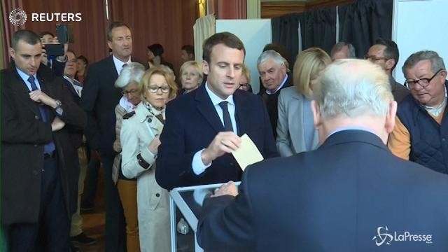 VIDEO Francia, Emmanuel Macron alle urne