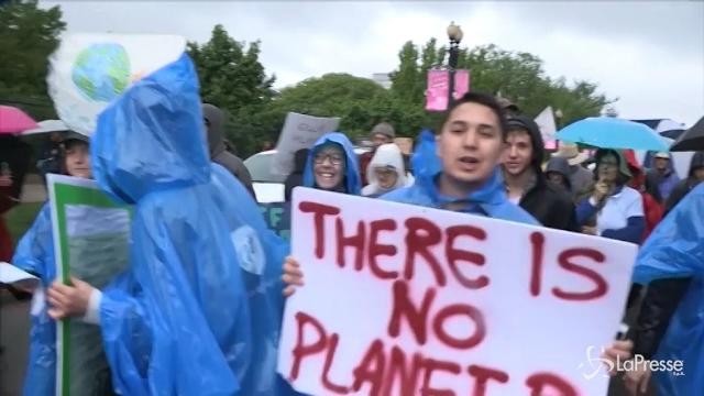 Gli scienziati manifestano contro Trump