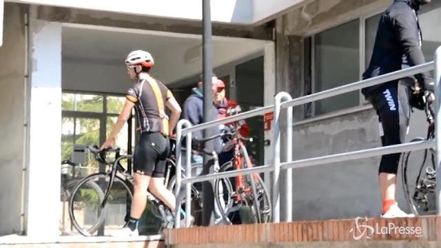 Folla alla camera ardente di Michele Scarponi