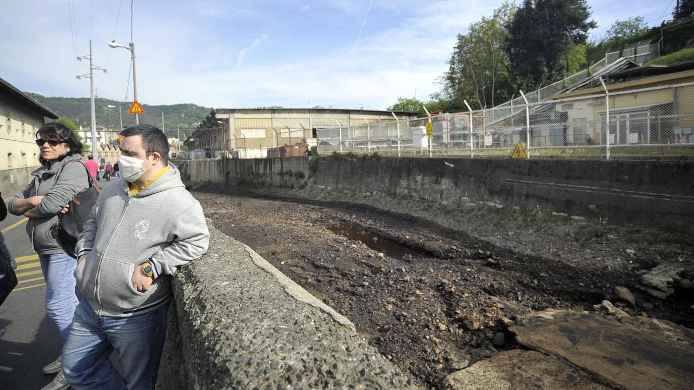 Genova, sversamento greggio: abitanti protestano in strada