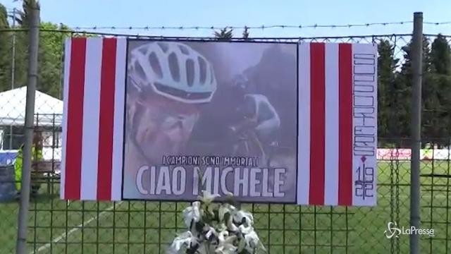 VIDEO Una grande folla ai funerali di Michele Scarponi