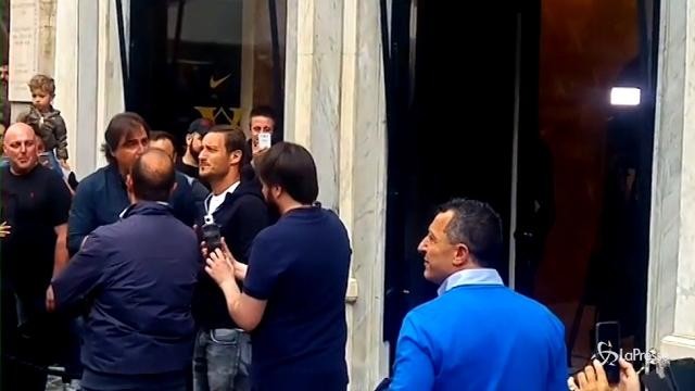 VIDEO Folla per Totti al Nike Store di Roma: C’è solo un capitano