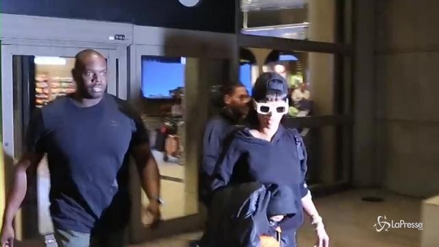 VIDEO Rihanna presa d’assalto dai fotografi all’aeroporto di Los Angeles
