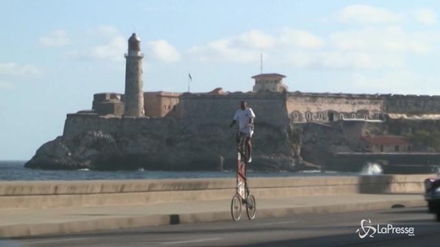 Domina l’Avana con la sua bicicletta alta più di tre metri