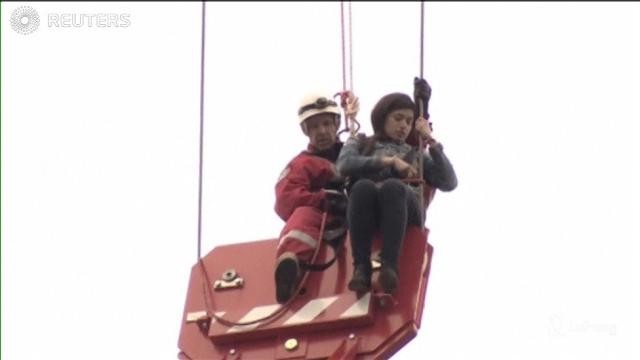 Toronto, ragazza seduta in cima a una gru: il salvataggio è mozzafiato