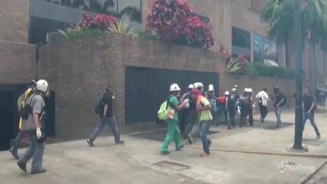 Proteste in Venezuela, il duro lavoro dei soccorsi