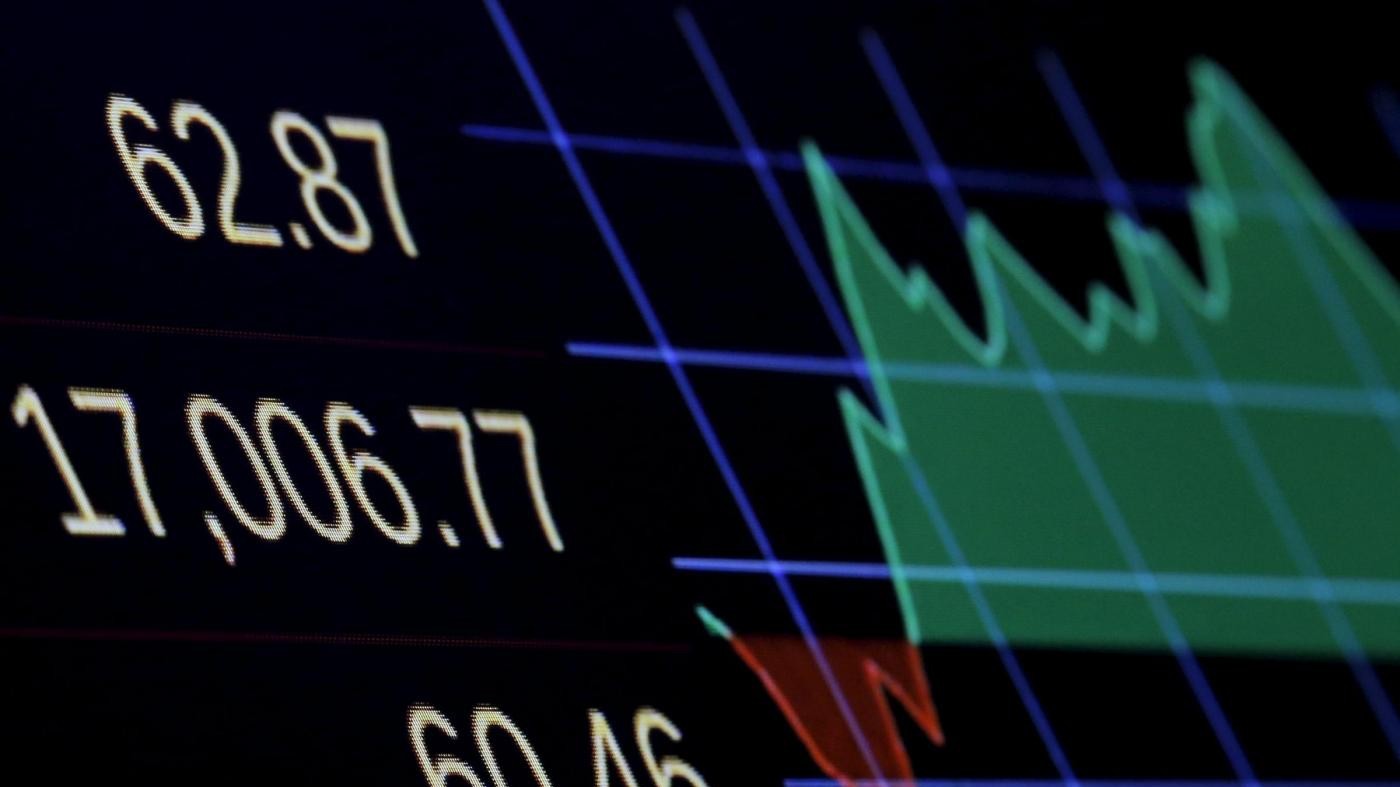 Borsa, Milano chiude in calo: giù banche, ok Saipem