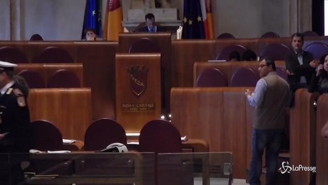 VIDEO Roma, i lavoratori della Multiservizi occupano l’aula del Consiglio comunale