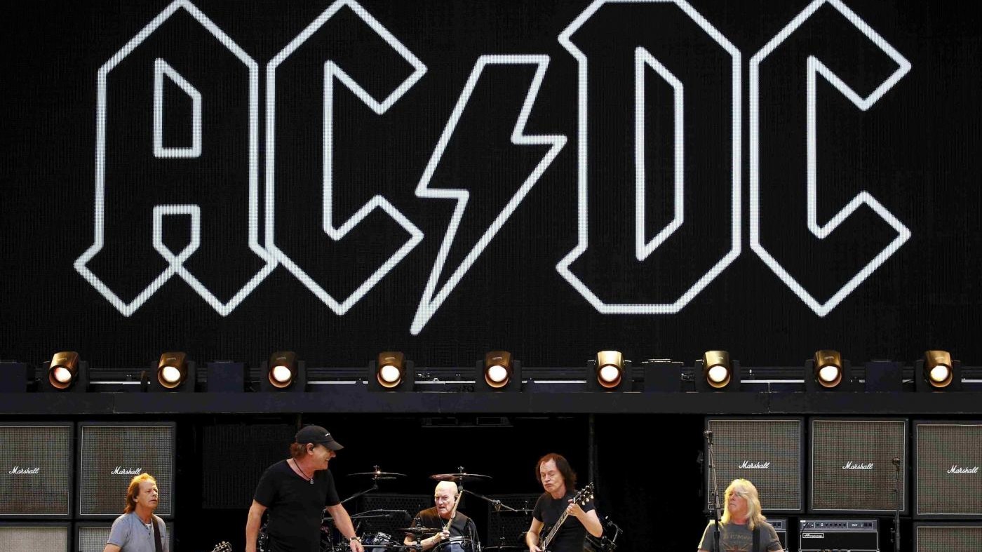 AC/DC, stop al tour: il cantante Brian Johnson rischia la sordità