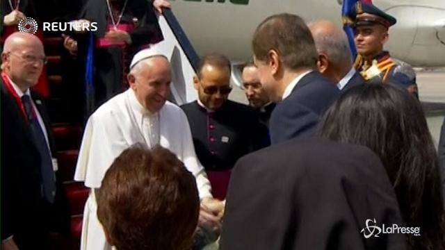 VIDEO Egitto, l’arrivo di Papa Francesco all’aeroporto del Cairo