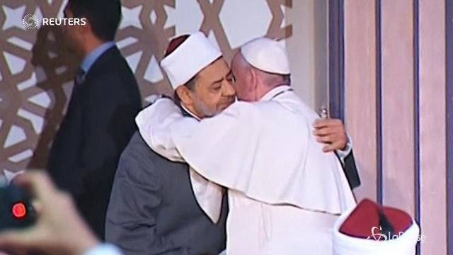 L’abbraccio tra Papa Francesco e l’imam Ahmad al-Tayyib