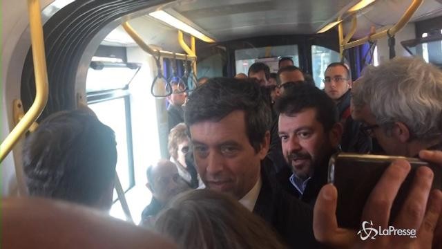VIDEO Primarie Pd, Orlando in tram a Torino