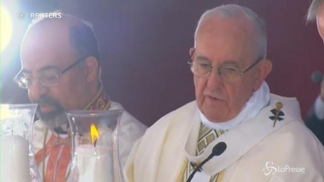 Papa Francesco celebra la messa allo stadio militare del Cairo