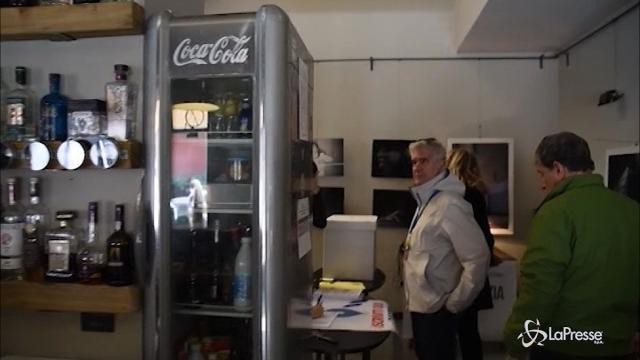 VIDEO Primarie Pd, a Milano si vota anche al bar