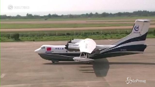 Cina, l’idrovolante più grande del mondo supera il primo test