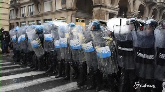 VIDEO Primo Maggio, tensioni a Torino tra polizia e centri sociali