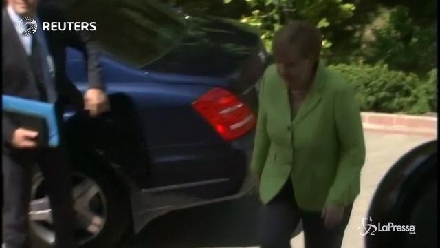 VIDEO Merkel a Sochi, stretta di mano con Putin