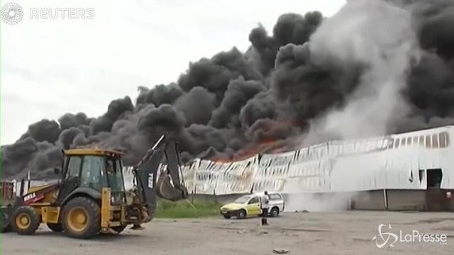Sudafrica, vasto incendio in un deposito di container