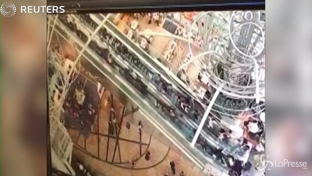 Hong Kong: almeno 18 feriti al centro commerciale