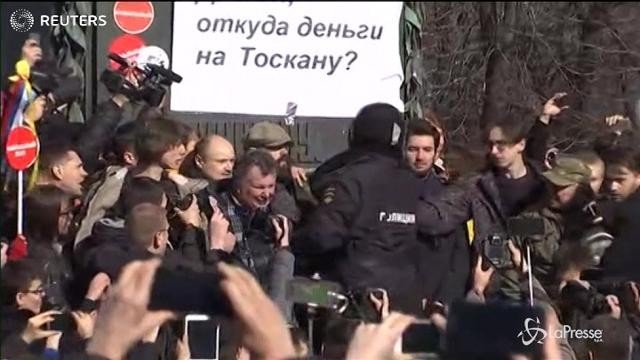 Mosca: folla in piazza contro la corruzione, fermato Navalny