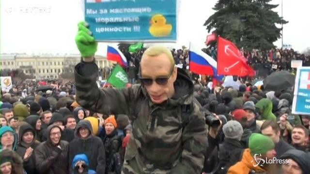 VIDEO San Pietroburgo, l’ironia dei manifestanti contro Putin