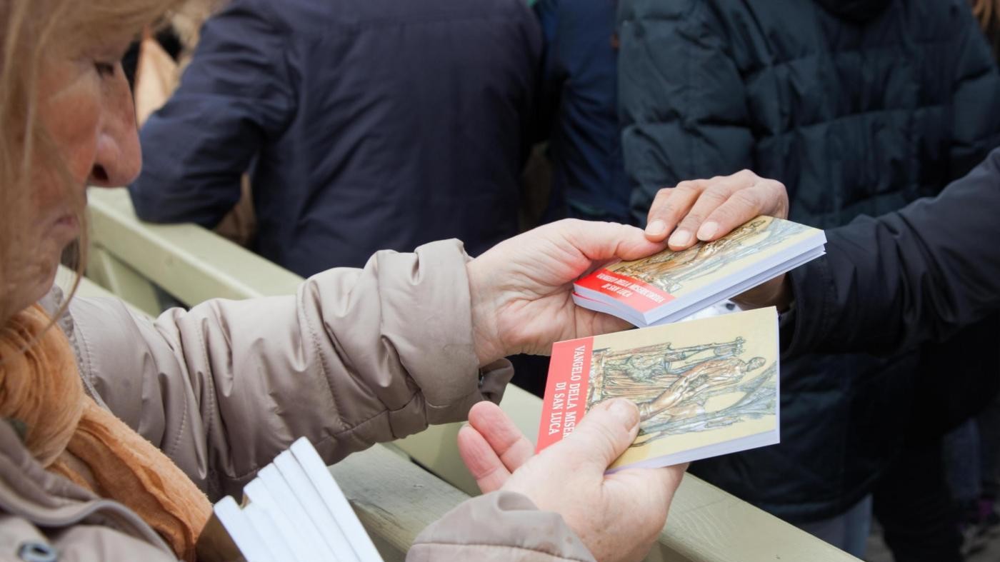 Papa regala vangelo ai fedeli per i tre anni di pontificato