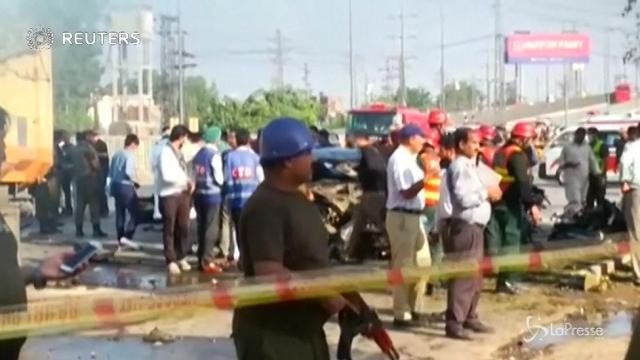 Pakistan, autobomba kamikaze esplode a Lahore: morti e feriti