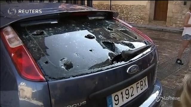 Super grandinata in Spagna: danni ad auto ed edifici
