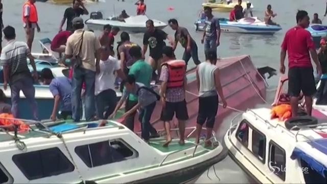 Naufragio in Indonesia, almeno 10 i morti