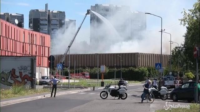 Milano, brucia ancora un deposito di rifiuti