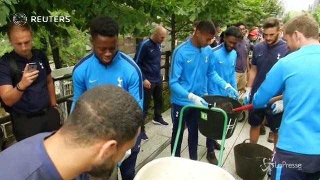 I giocatori del Tottenham giardinieri per un giorno