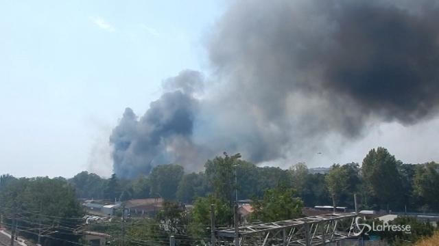 Roma, vasto incendio alla Magliana