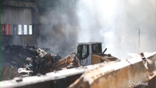 Milano, pompieri ancora in azione al centro rifiuti di Bruzzano andato a fuoco