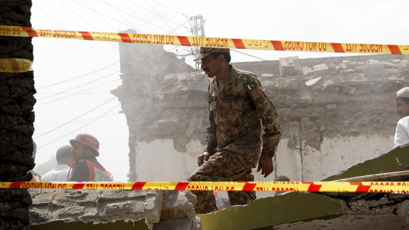 Pakistan, bomba su bus a Peshawar: almeno 15 morti