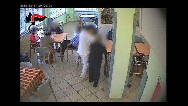 Anziani costretti a mangiare dal pavimento: 7 arresti a Parma