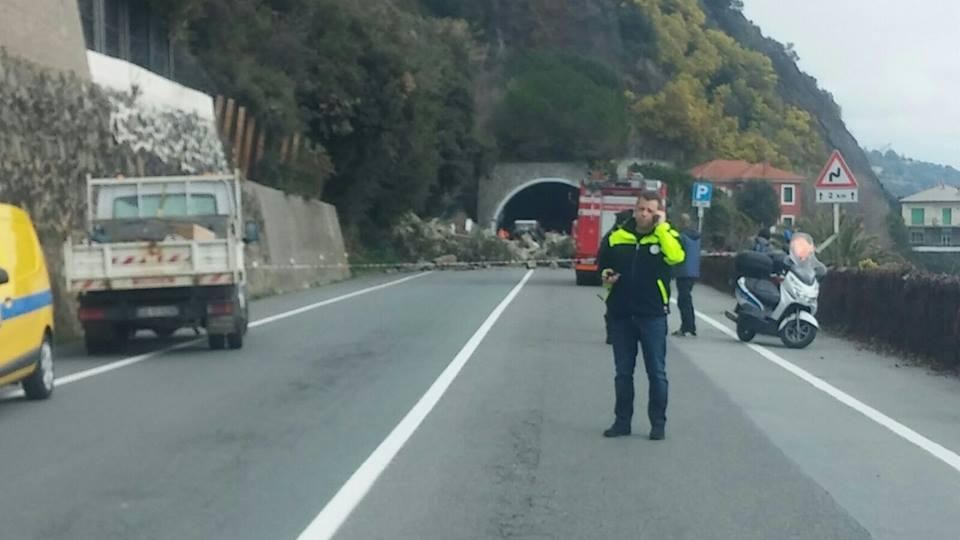 Frana sull’Aurelia ad Arenzano: deviata la Milano-Sanremo