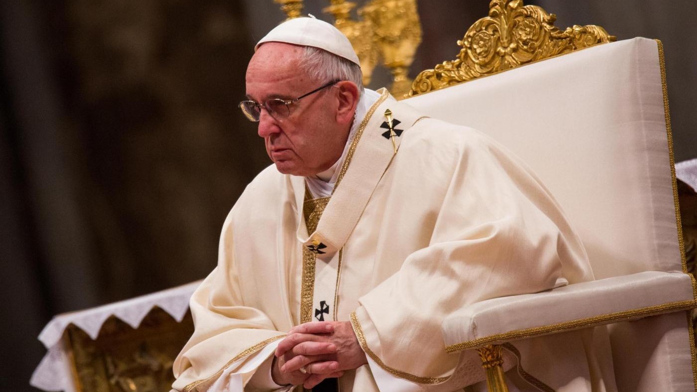 Instagram, arriva @Franciscus: esordio col Papa inginocchiato