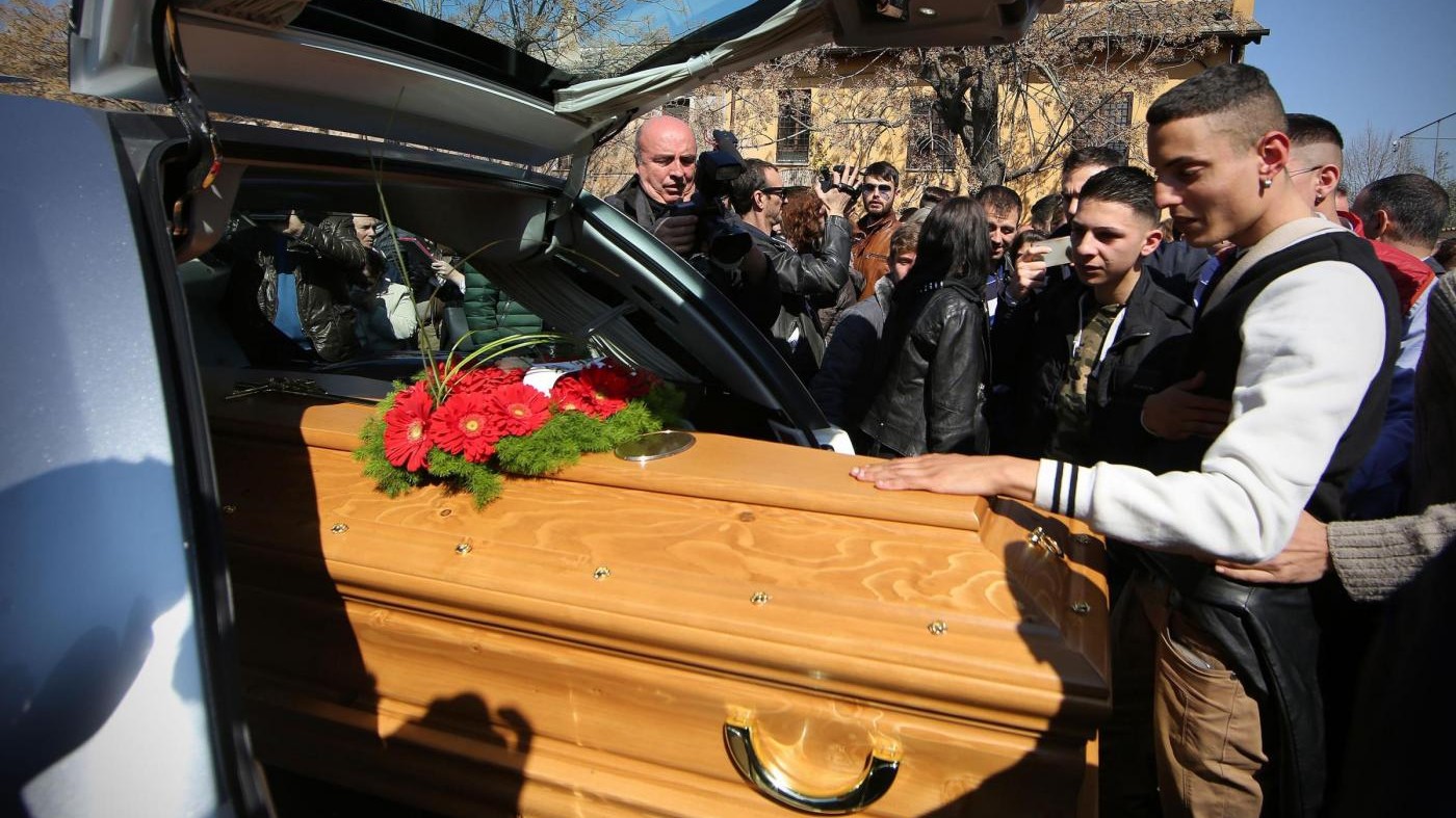 Omicidio Varani, parenti e amici al funerale chiedono giustizia